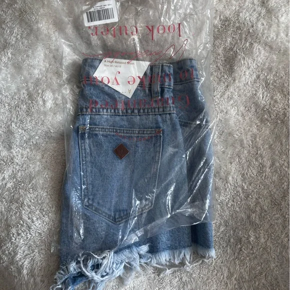 Hello Molly High Rise Jean Short NWT - Picture 2 of 4